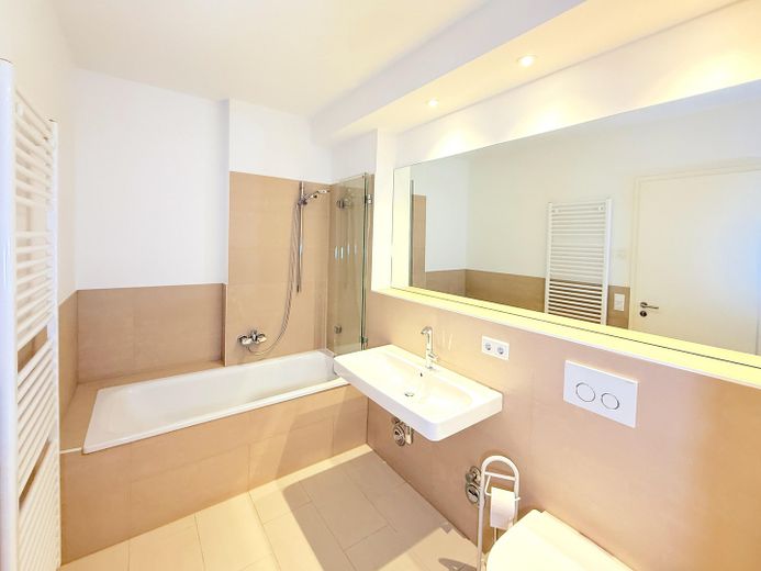 Freshly renovated in Othmarschen: 4 rooms, each with a garden door – commission-free – Vollbad mit Badewanne