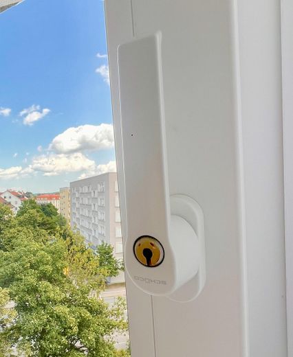 absperrb. Fenster im Kinderz.