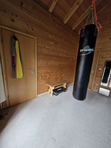 Ökol. Blockhaus in Bernau am Chiemsee – Zuhause auf Zeit für bis zu 5 Jahre, mit eigenem Garten – Fitnessraum