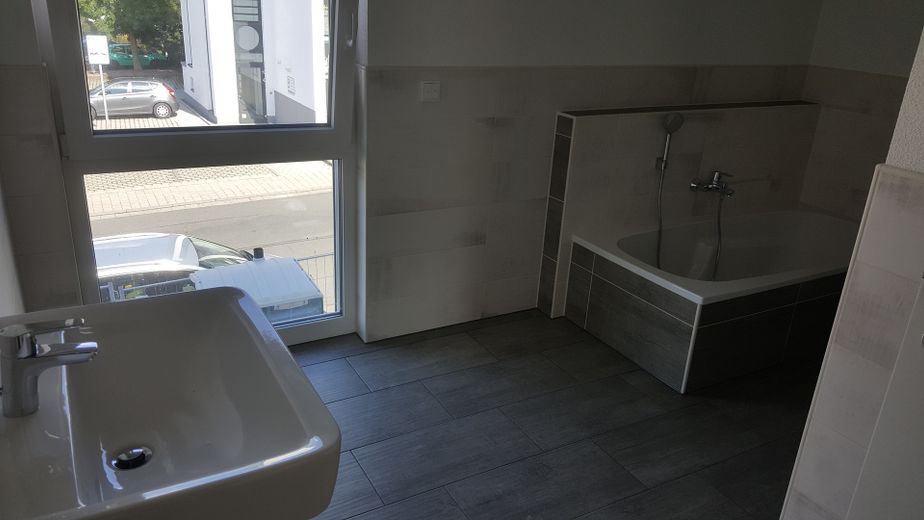 Bad mit Dusche und Wanne