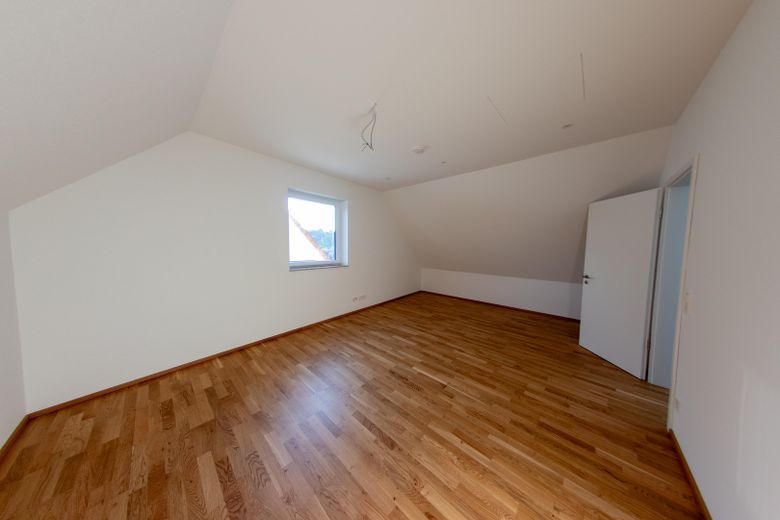 Moderne Neubau-Maisonettewohnung mit hochwertiger Ausstattung, Balkon und EBK – Schlafzimmer