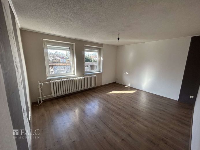 Sanierungsbedürftige Doppelhaushälfte + mögliches Baufeld – Wohnzimmer