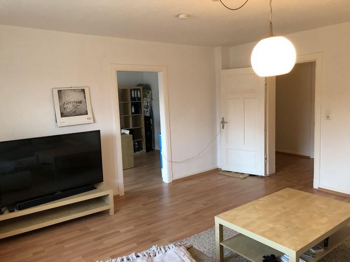Wohnen mit Geschichte – 3 Zimmer Altbaucharme in bester Innenstadtlage – Wohnzimmer