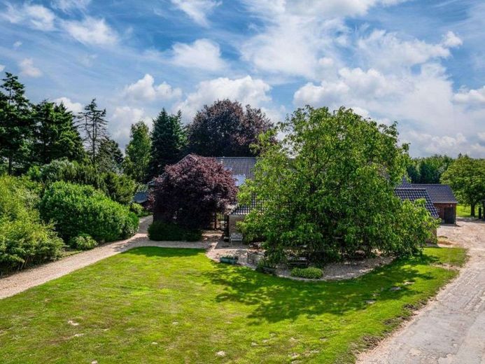 Bedburg-Hau: Hof mit mehreren Wohneinheiten, Café, Scheune und großem Grundstück – फोटो 1