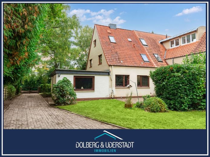 Sanierungsbedürftige Doppelhaushälfte mit großzügigem Grundstück und Doppelgarage in HH-Rahlstedt – Ansicht vom Garten