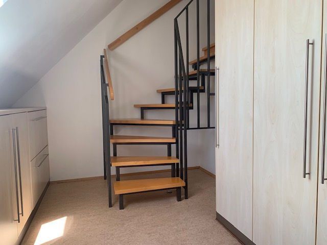 Provisionsfrei! Traumhaft schönes EFH mit separatem Büro-/Gästebereich - sofort frei! – Ankleide mit Einbauten und Treppe zum Dachgeschoss