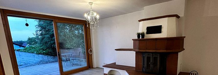 Wohnzimmer mit Kamin/ Terrasse