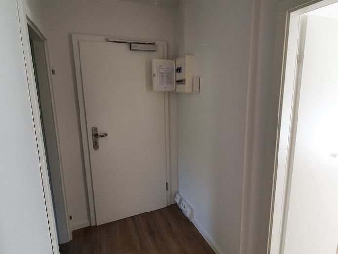 Topsanierte 3-Raum-Wohnung mit Balkon und sehr schöner Einbauküche – Flur - Eingangsbereich