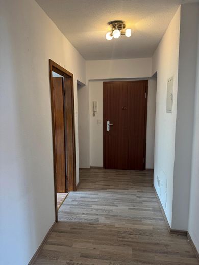 Charmante Dachgeschosswohnung im 2. Obergeschoss– großzügiges Wohnen im beliebten Stadtosten – Flur 1