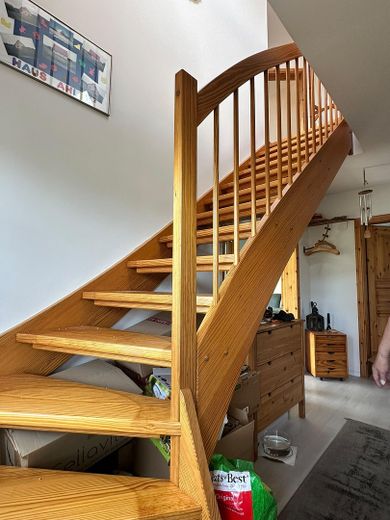 Ruhiges, sonniges & energieeffizientes Einfamilienhaus direkt „hinter’m Deich“ nahe Büsum – Treppe aufwärts