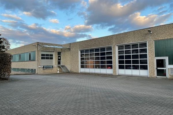 NEC ** aprox. 700 m² de superficie de nave con puerta seccional ** oficina