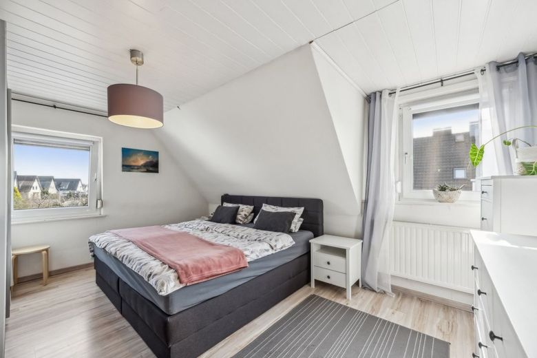Provisionsfrei - Großes Einfamilienhaus mit Einliegerwohnung, Keller, Garage und großem Grundstück – DG Schlafzimmer