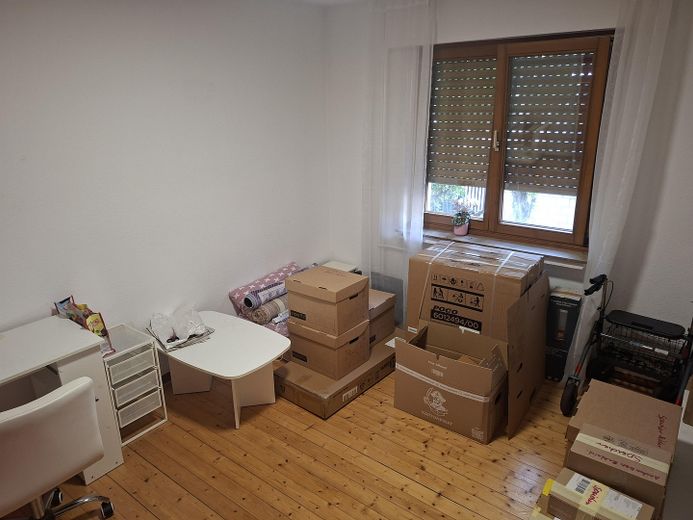 Helle Dreizimmerwohnung, Parterre mit großer Gartenterrasse – Zimmer vorne am Eingang