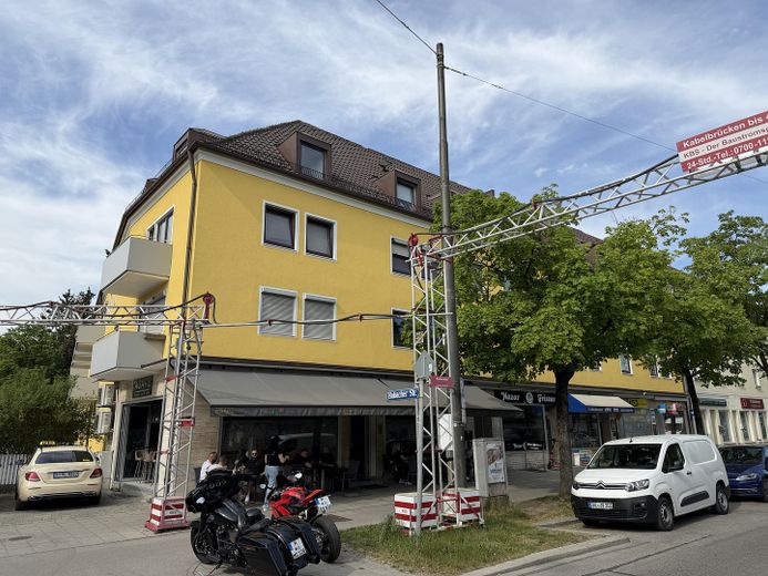 München 6 % Rendite zwei Gewerbeobjekte im Paket mit 3 TG Plätzen – Eckansicht Gebäude
