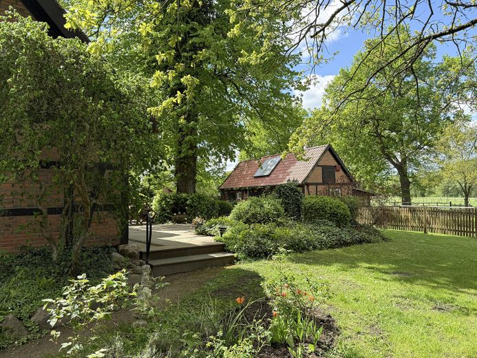 Exkl. Anwesen, Family-Office oder Pferdehof nur 64 km von Hamburg - max. bis 30 ha Eigenland möglich – Garten