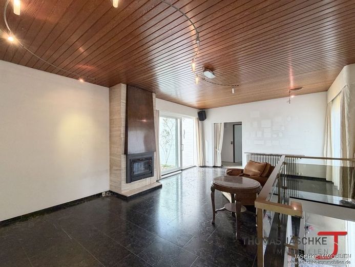 JÄSCHKE - Großzügiges Einfamilienhaus mit Potenzial auf traumhaftem Grundstück in Roetgen-Rott – Wohnhalle