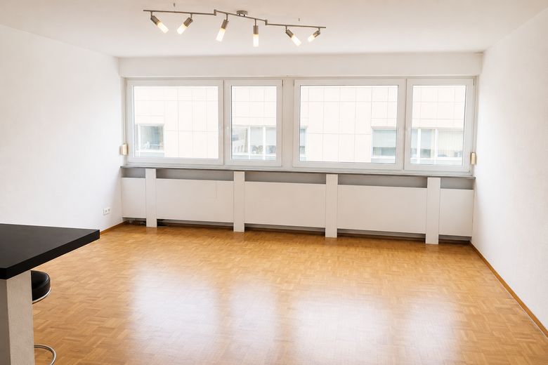 Provisionfrei: Bezugsfreie, helle 2-Zimmer-Wohnung mit Aufzug in begehrter Lage Stuttgart-West – Wohnzimmer