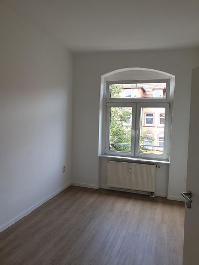 Stijlvol gerenoveerd 1-kamerappartement op een centrale locatie in Johannesvorstadt – Wohn/ Schlafzimmer 