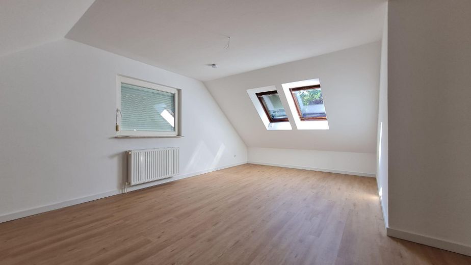 Schönes Haus im Grünen mit Garten & Garage in Berlin Kaulsdorf – Schlafzimmer links DG