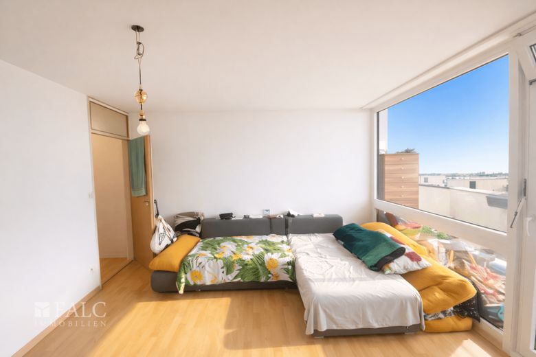 Kompaktes Apartment mit Balkon und Tiefgaragenstellplatz in München-Sendling – Wohn- und Schlafzimmer
