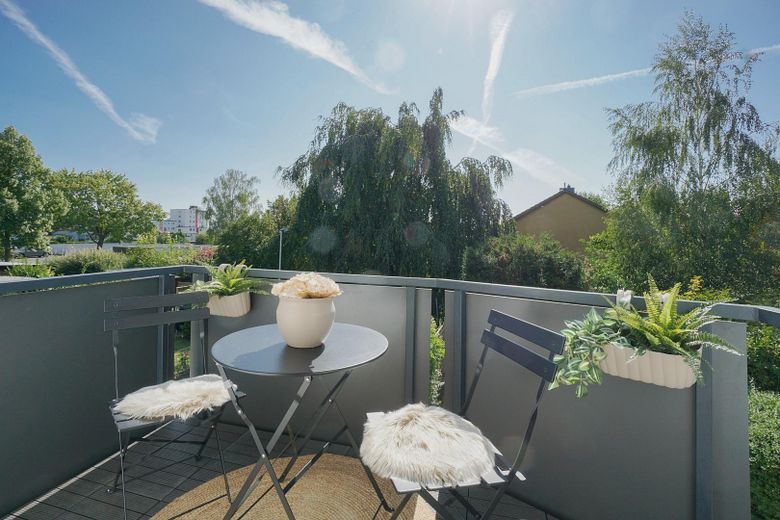 *Einziehen und wohlfühlen* - Ihr stilvoll renoviertes energieeffizientes Reihenhaus in WF – Balkon Obergeschoss 