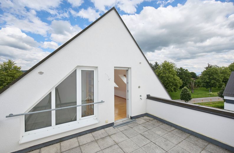 Come vivere in una casa: duplex ammodernato su due livelli con terrazza sul tetto e garage – Foto 11
