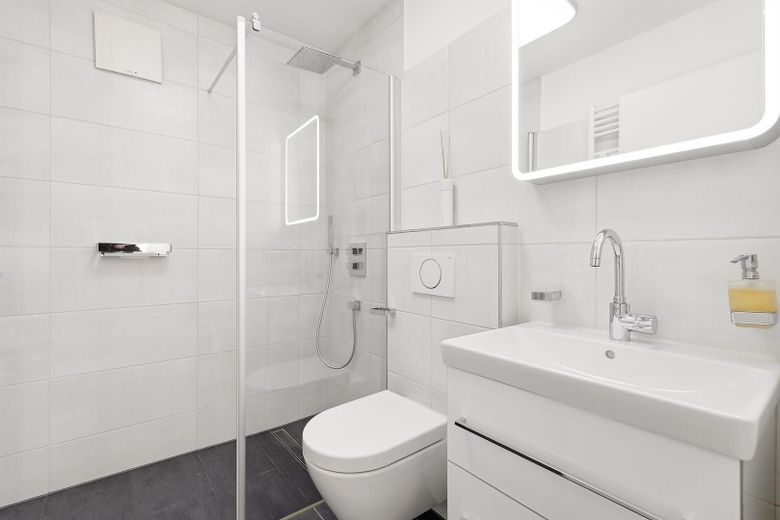 Luminoso appartamento di 2,5 locali con ampio balcone esposto a sud-ovest e cucina componibile – Badezimmer