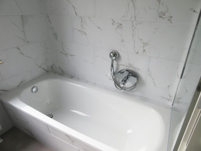 *Erstbezug nach Sanierung* 4 ZKB-Whg. 104 m² mit Terrasse & optionaler EBK – Badewanne 2