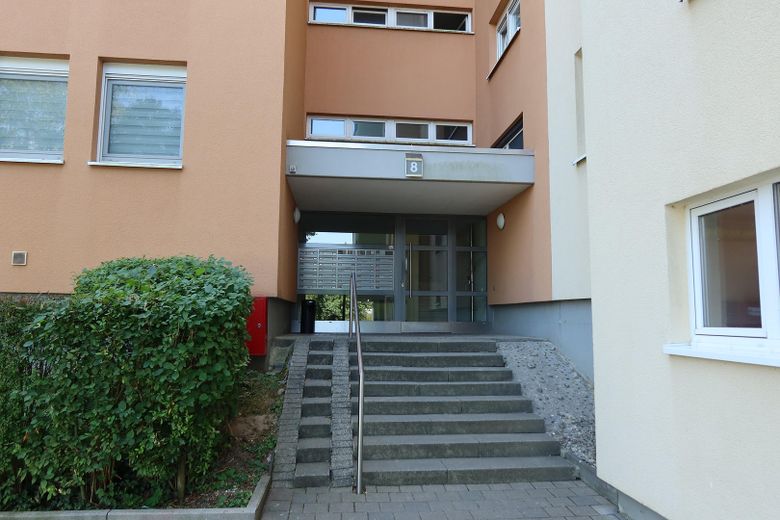 Appartement 3 pièces avec balcon et place de stationnement à Niefern – Eingang