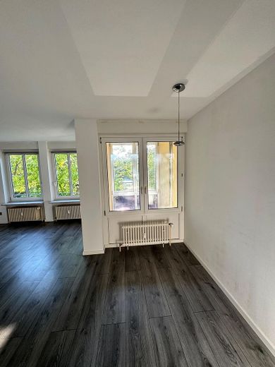Provisionsfreie, modernisierte 3-Zimmer-Wohnung mit Wintergarten und Garagenbox, bezugsfrei – Zimmer