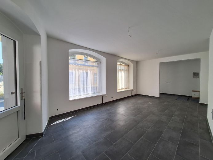 Inmueble de inversión: edificio plurifamiliar con unidad comercial - alquilado, se vende por motivos de edad – Gewerbeeinheit, großer Raum
