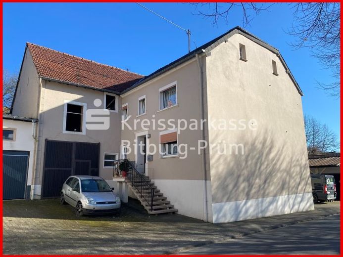 Wohnhaus mit Nebengebäude – Foto 1