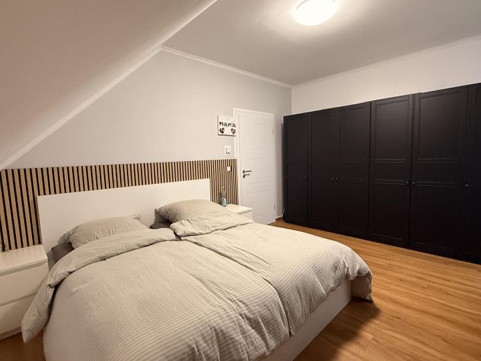 Modernes freistehendes Einfamilienhaus mit viel Platz & großem Garten | Baujahr 2021 – Schlafzimmer Bild 1/2