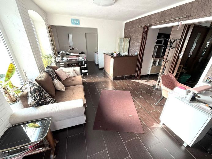 Unità commerciale in ottimo stato in posizione ben visibile – 72 m² con posto auto – Eingangsbereich innen