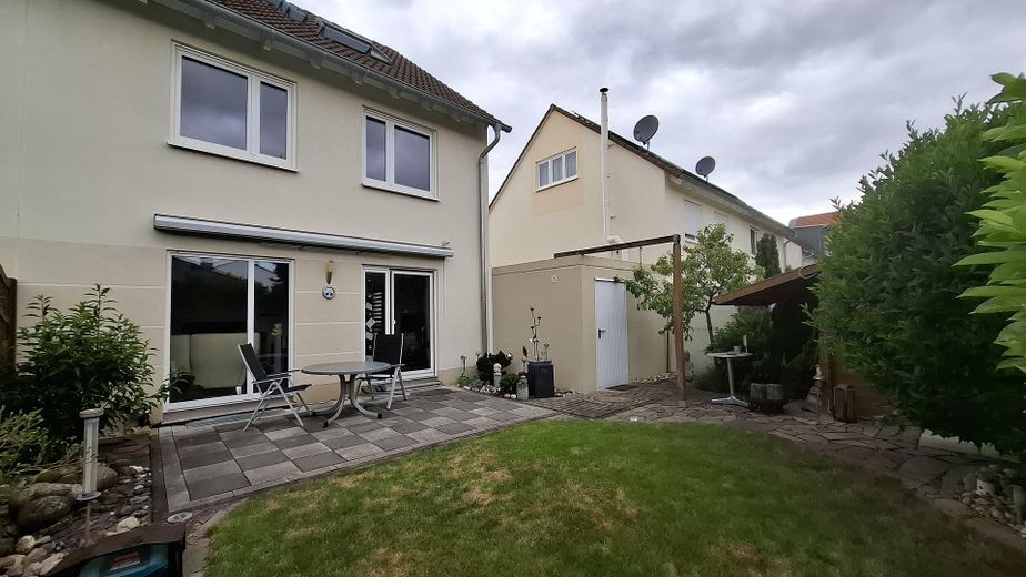 Gartenansicht mit Garage