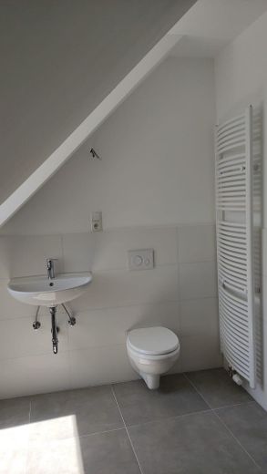 Neubau (BAFA/KfW) 85m² 2,5 ZKB helle DG-Wohnung, 2 begehbare Kleiderschränke, 3fach Verglasung – Bad