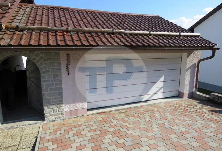 AUSSICHTSREICHES EINFAMILIENHAUS
MIT EINLIEGERWOHNUNG – Garagentor