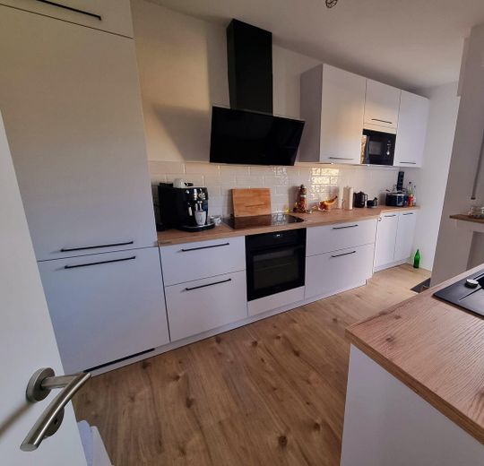 Bellissima casa bifamiliare con ampio giardino, piscina, garage, cucina componibile ecc. – Küche