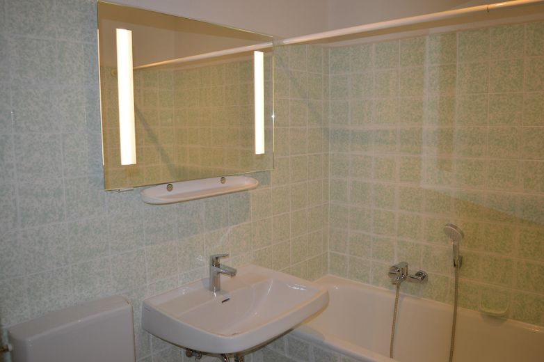 2,5 Zimmer, gut belichtet mit Balkon – Badezimmer