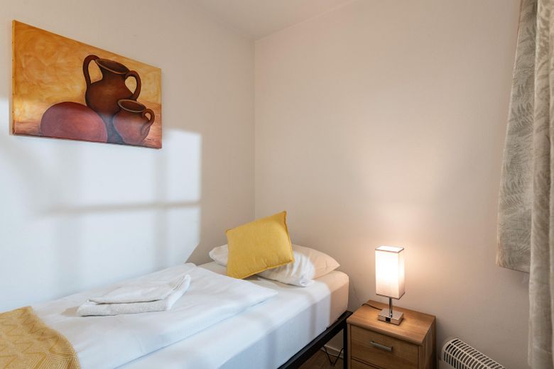 1,5 Zimmer Wohnung mit schöner privater Terrasse, Schwimmbad und Sauna – Schlafzimmer