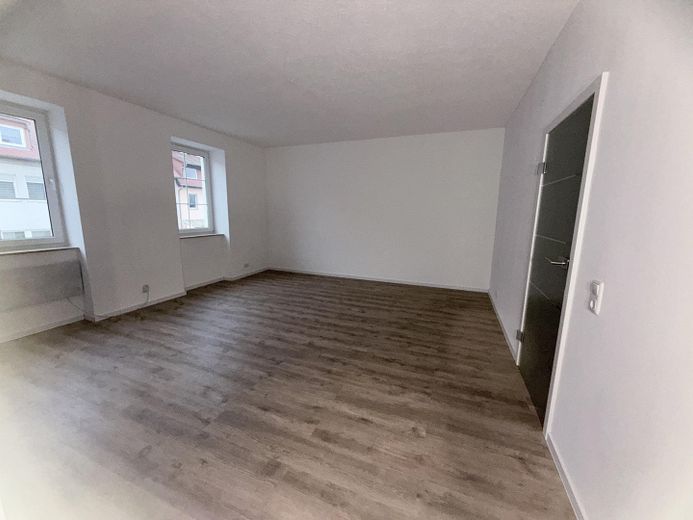 Frisch sanierte 2-Raum-Wohnung mit Einbauküche, Bad mit Wanne,  & Carport-Stellplatz – Wohnzimmer