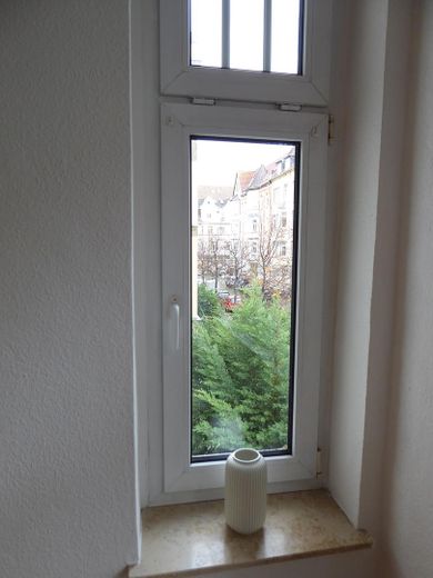 Attraktive, sehr schön möblierte 3-Zimmer Wohnung in Erfurt – Wohnzimmer Erker