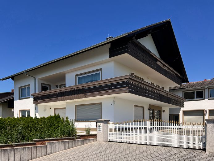 Hochwertiges Zweifamilienhaus, gehobene Ausstattung, Ausbaupotential, traumhafter Ausblick – Blick in Hof