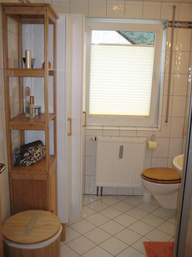 Helle 2 ZKB Wohnung, Balkon, Badezimmer mit Fenster, Einbauküche VB, Keller, Stellplatz – Badezimmer