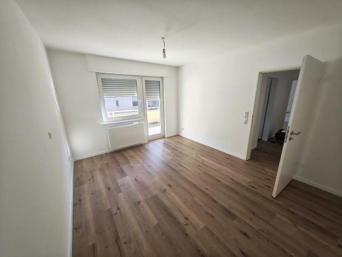 Smart e ristrutturato: trilocale vicino al centro con balcone esposto a sud e posto auto in garage – Schlafzimmer