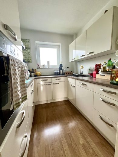 Geräumige 4-Zimmer-Wohnung mit Balkon in gepflegtem Mehrfamilienhaus – Küche
