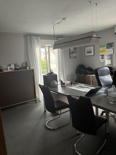 Wolnostojący dom dwurodzinny z potencjałem i dużym ogrodem, 170 m² – Wohnzimmer OG mit Balkonzugang