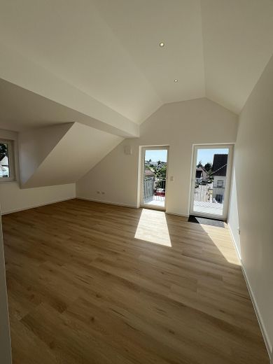 Traumhaft helle 3‑Zimmer‑Wohnung zu vermieten - Erstbezug nach Kernsanierung – Wohnzimmer