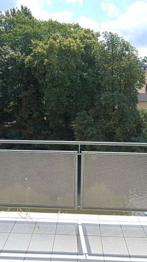 „Your morning coffee with river view – 3 rooms, loggia & unobstructed water location in Leipzig Plagwitz“ – Grünes Gegenüber