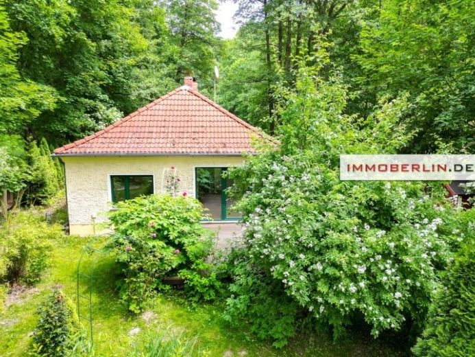 IMMOBERLIN.DE - Fabelhaftes Haus mit Sonnenterrasse auf sehr großem Naturgrundstück – फोटो 1